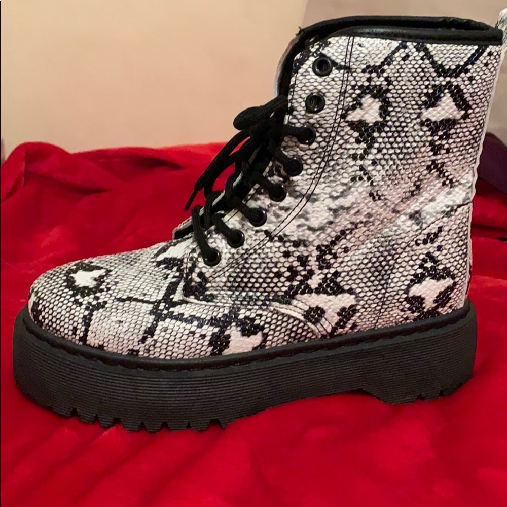 Doc marten style boots platform